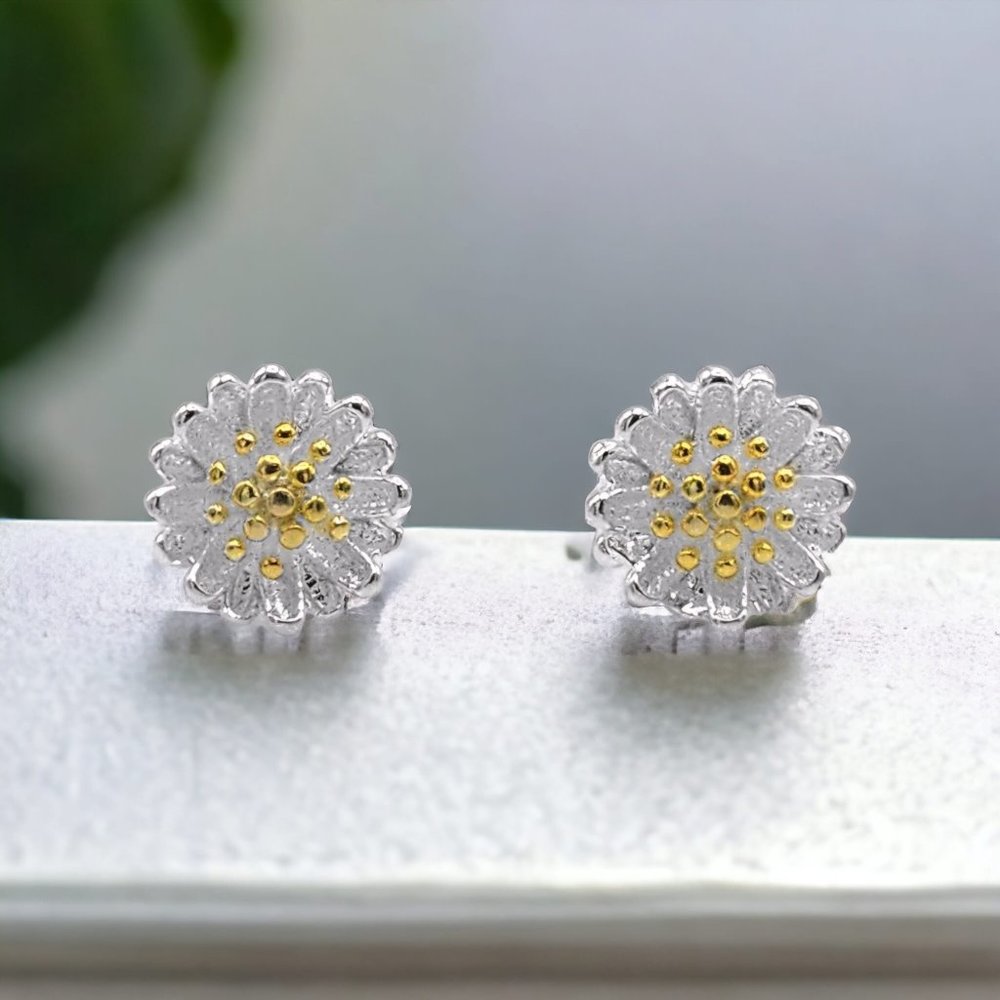 ๐๏ธ Solid S925 Sterling Silver Daisy Delights Stud Earrings - Picture 2 of 7